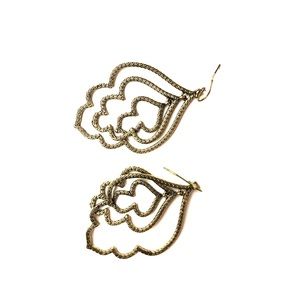 Dangling earrings in gold